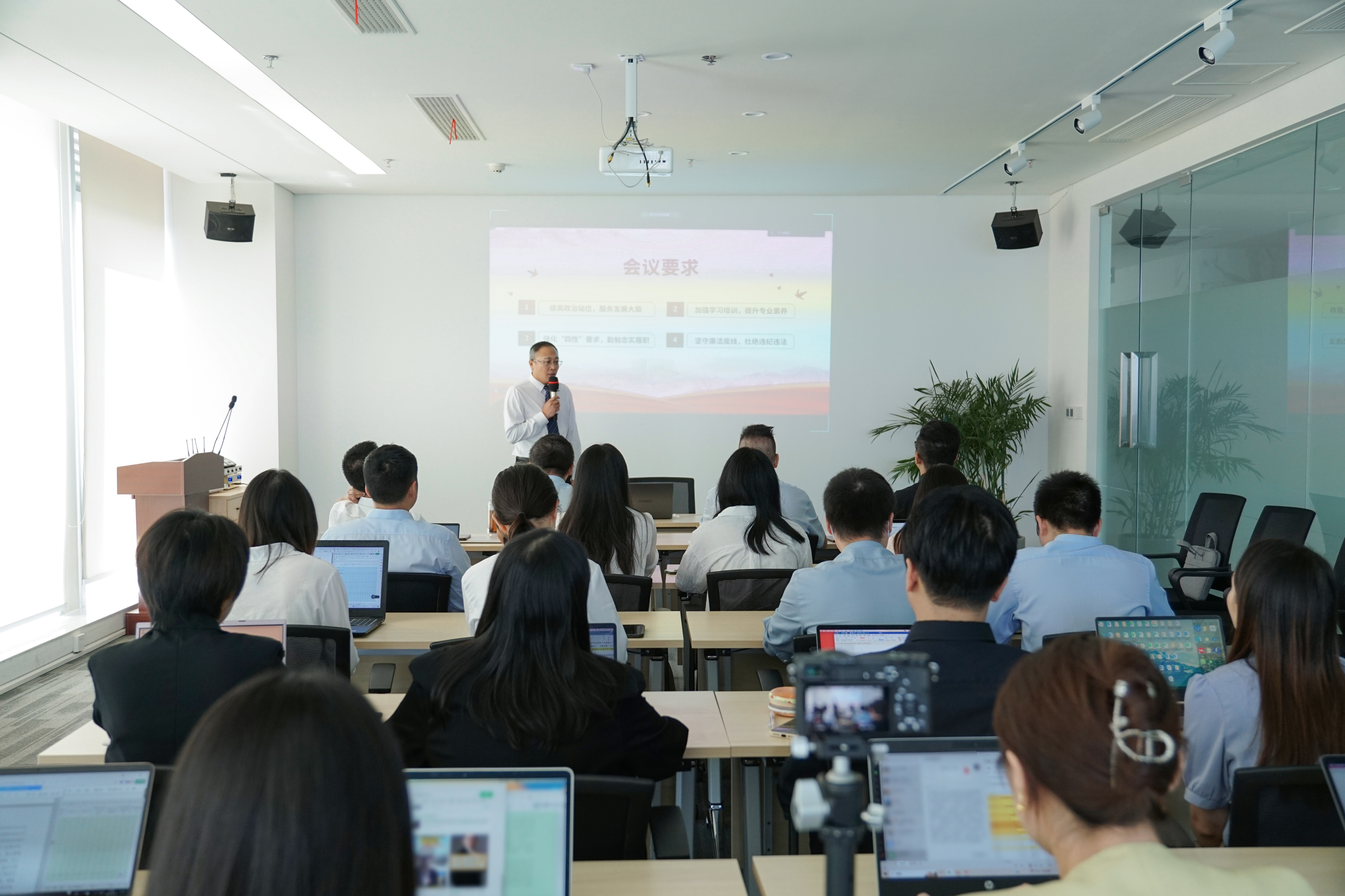 我所组织学习《重庆五中法院全市新名册（**批）管理人见面会会议精神》